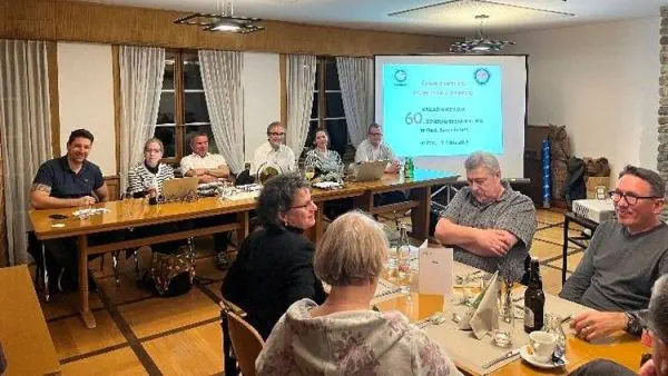 Vorstand sitzt am Tisch