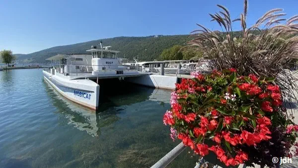Schiff im Hafen von Biel