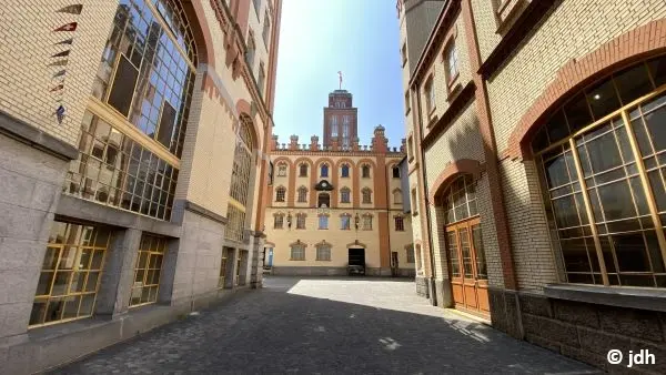 Blick zwischen den Gebäuden des Industrieschlosses Feldschlösschen