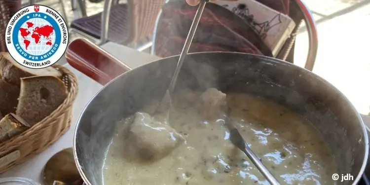 Caquelon mit geschmolzenem Fonduekäse