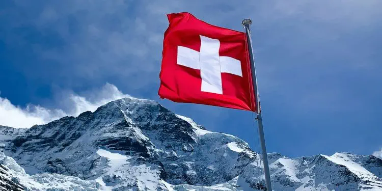 Schweizer Fahne vor den Alpen