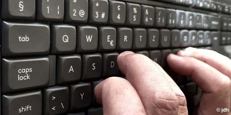 Tastatur mit Finger